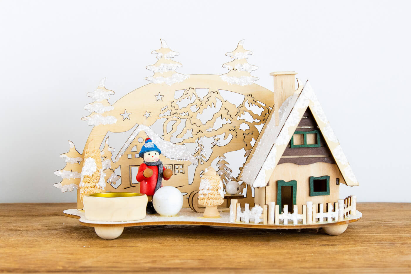 Räucherhaus mit Teelichthalter Winterkind mit Schneekugel + Schlitten